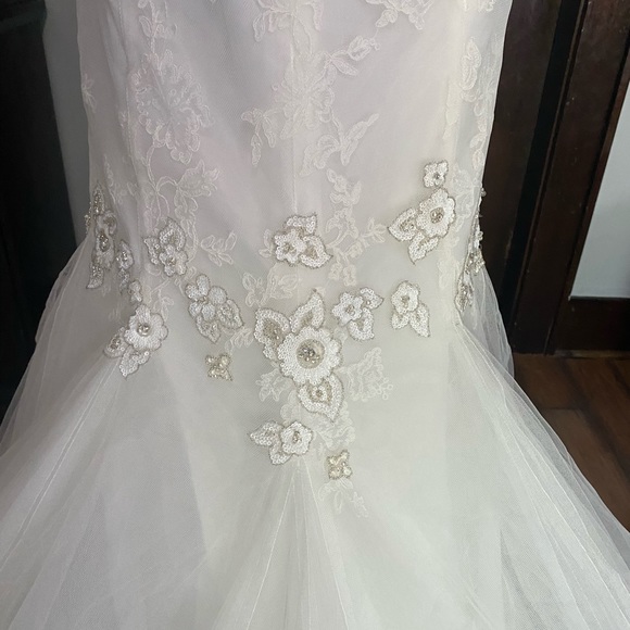 Beautiful by Enzoani Wedding Gown Size 24 NWOT - Picture 8 of 14